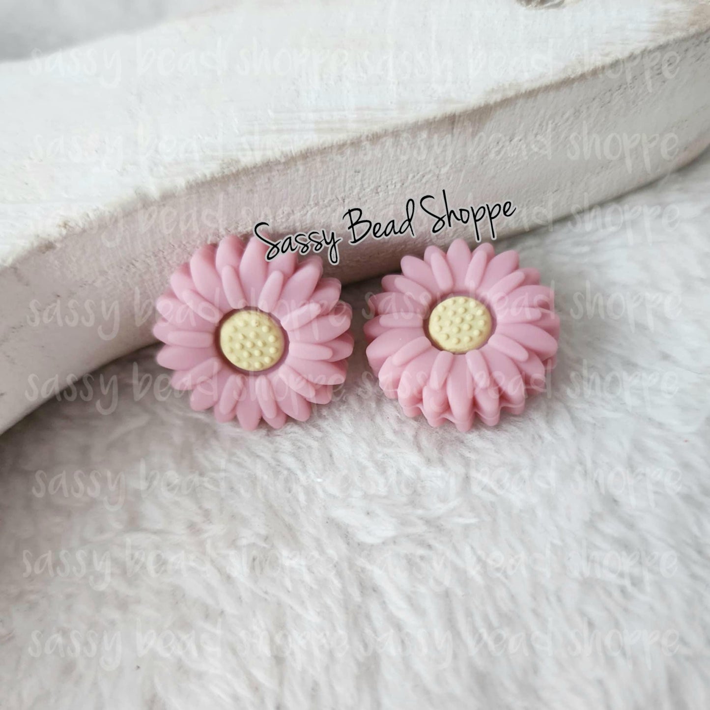 Sassy Bead Shoppe
20mm Mauve Daisy Focal Bead Close Up