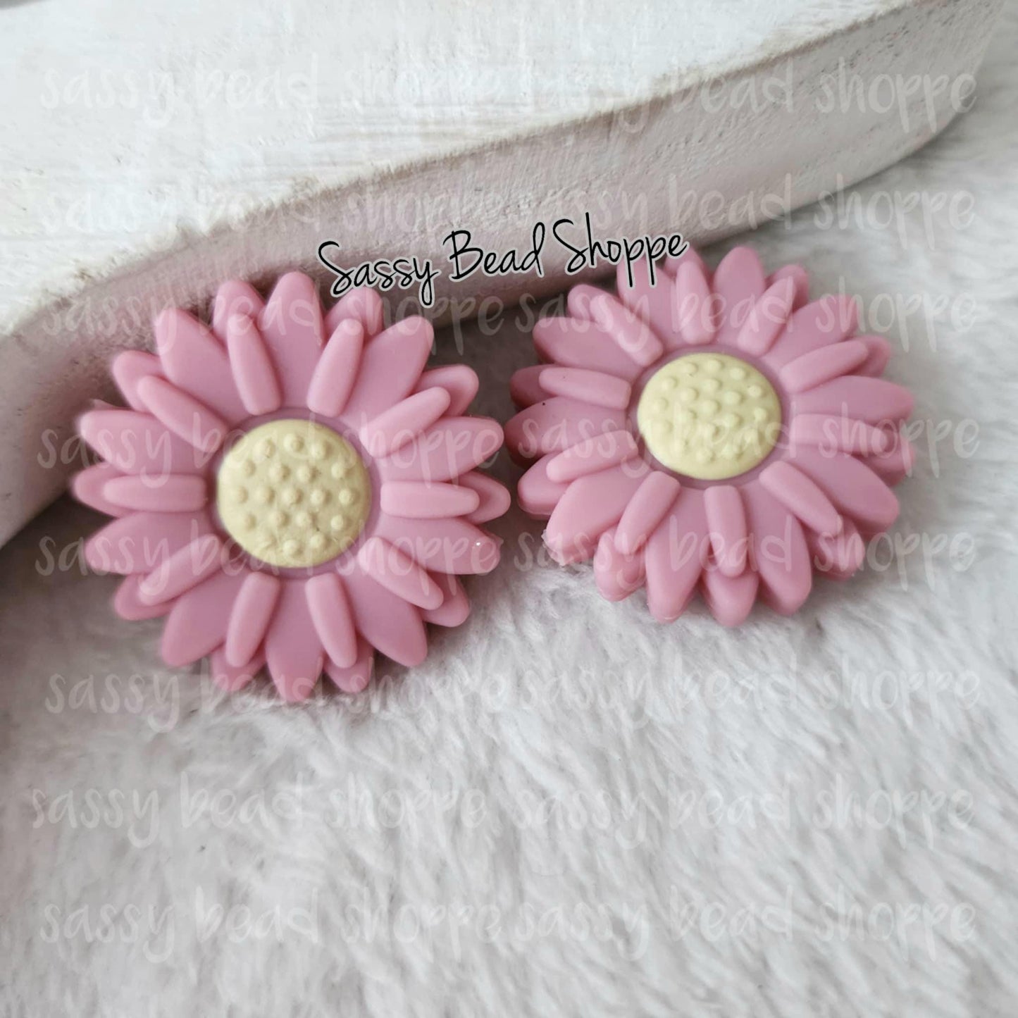 Sassy Bead Shoppe
30mm Mauve Daisy Focal Bead Close Up