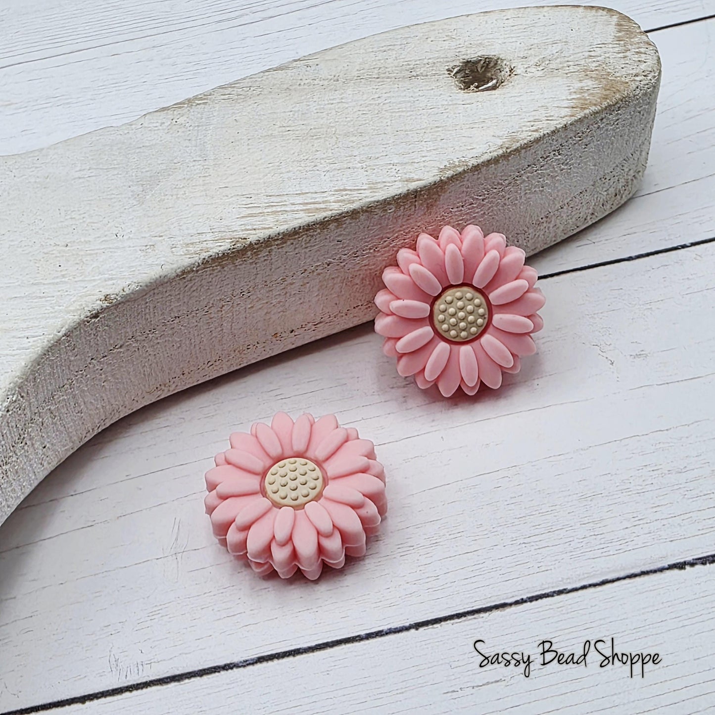 20mm White Daisy Bead