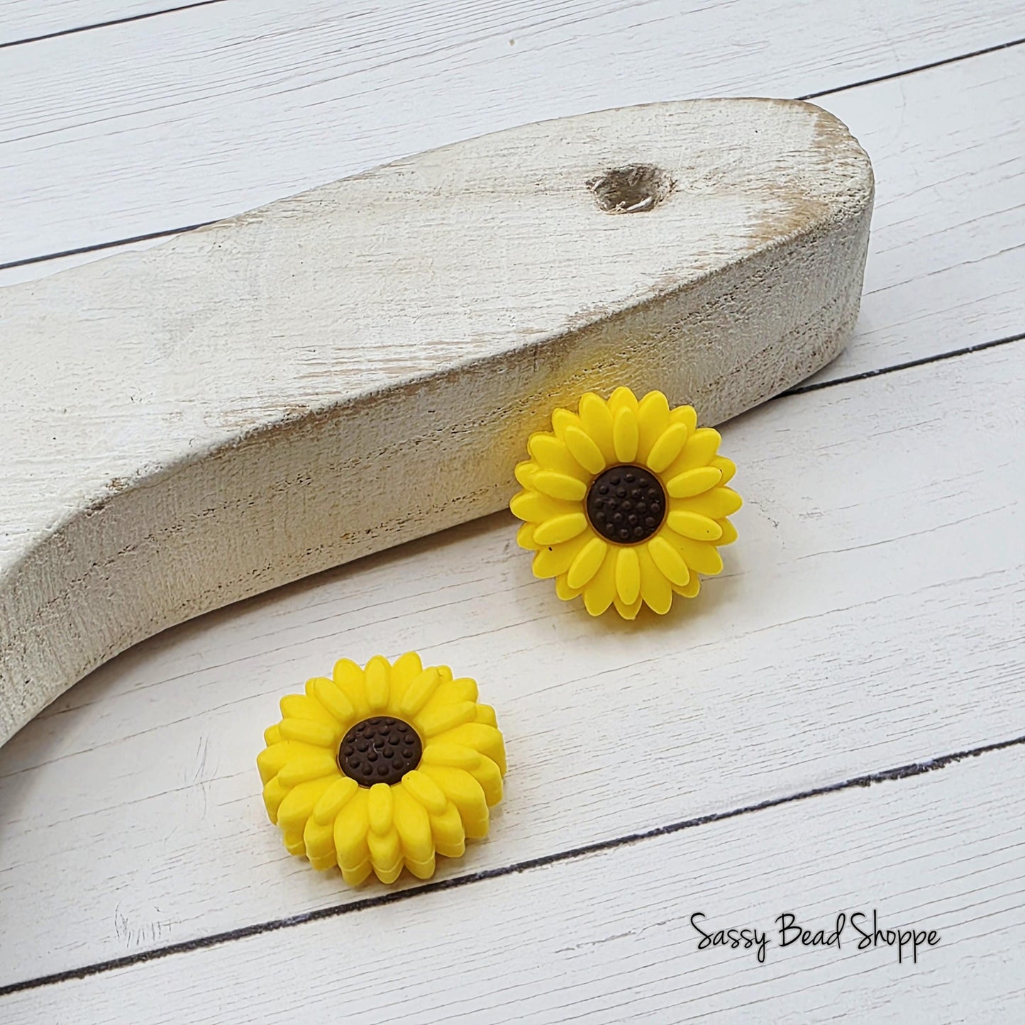 20mm White Daisy Bead