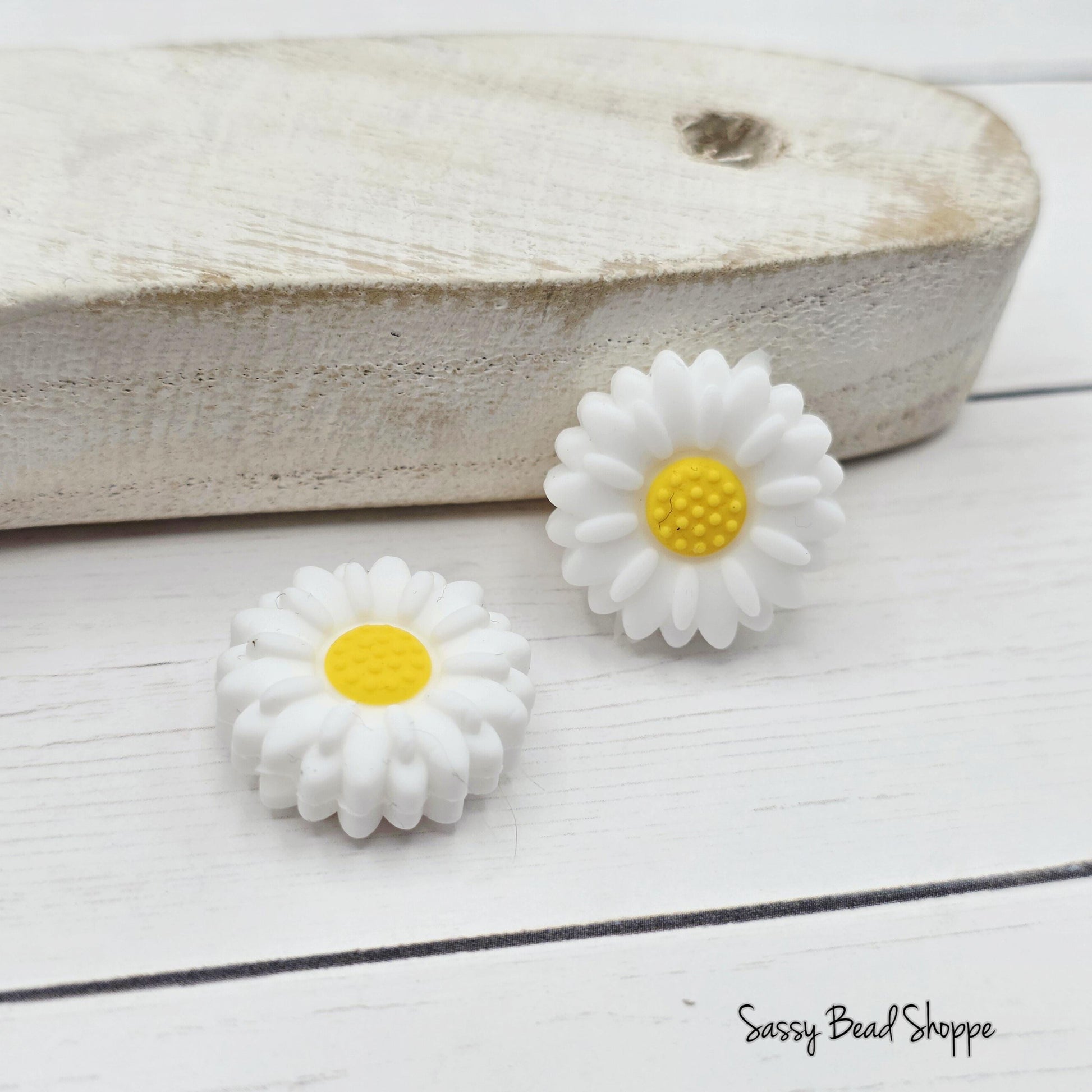 20mm White Daisy Bead