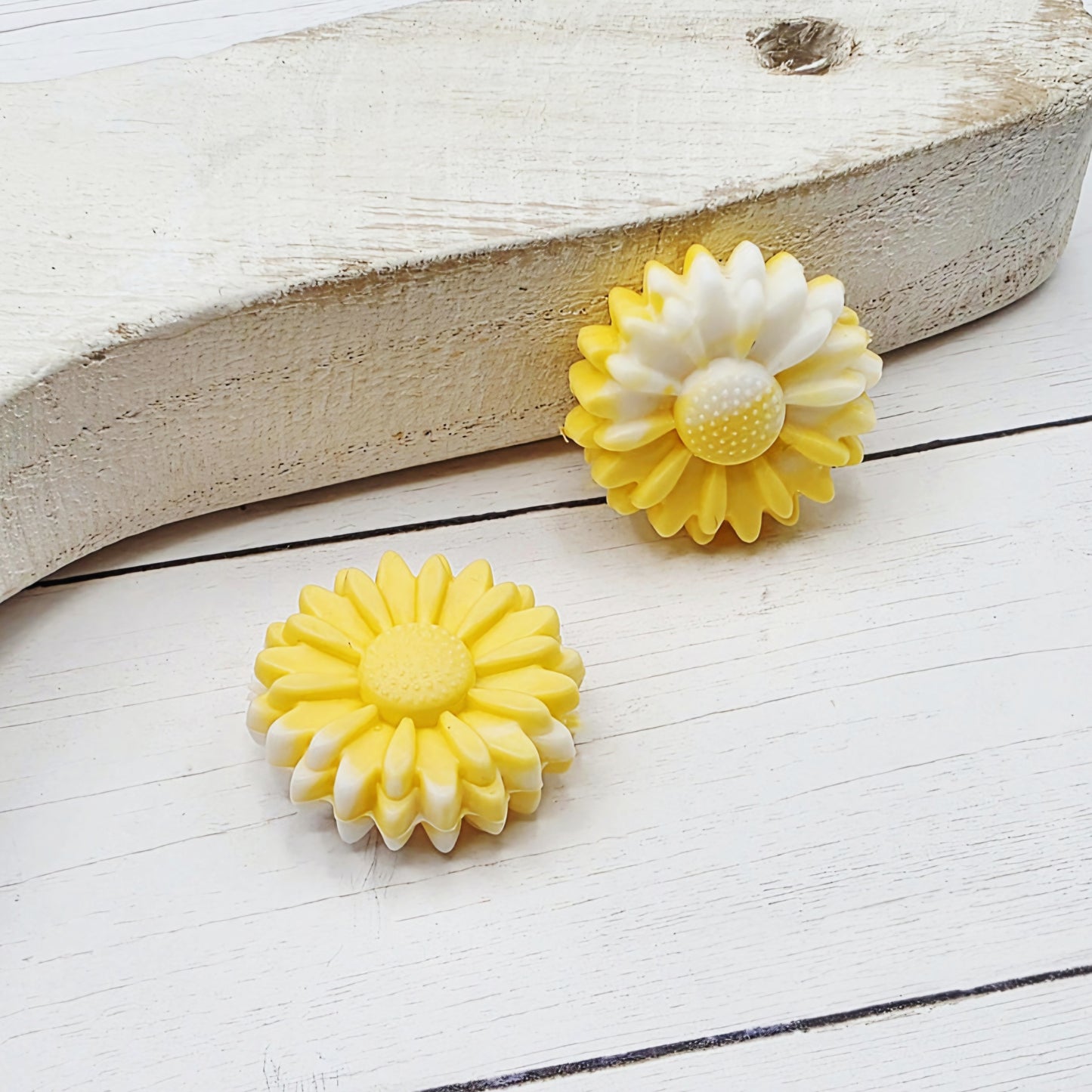 22mm Daisy Flower Beads