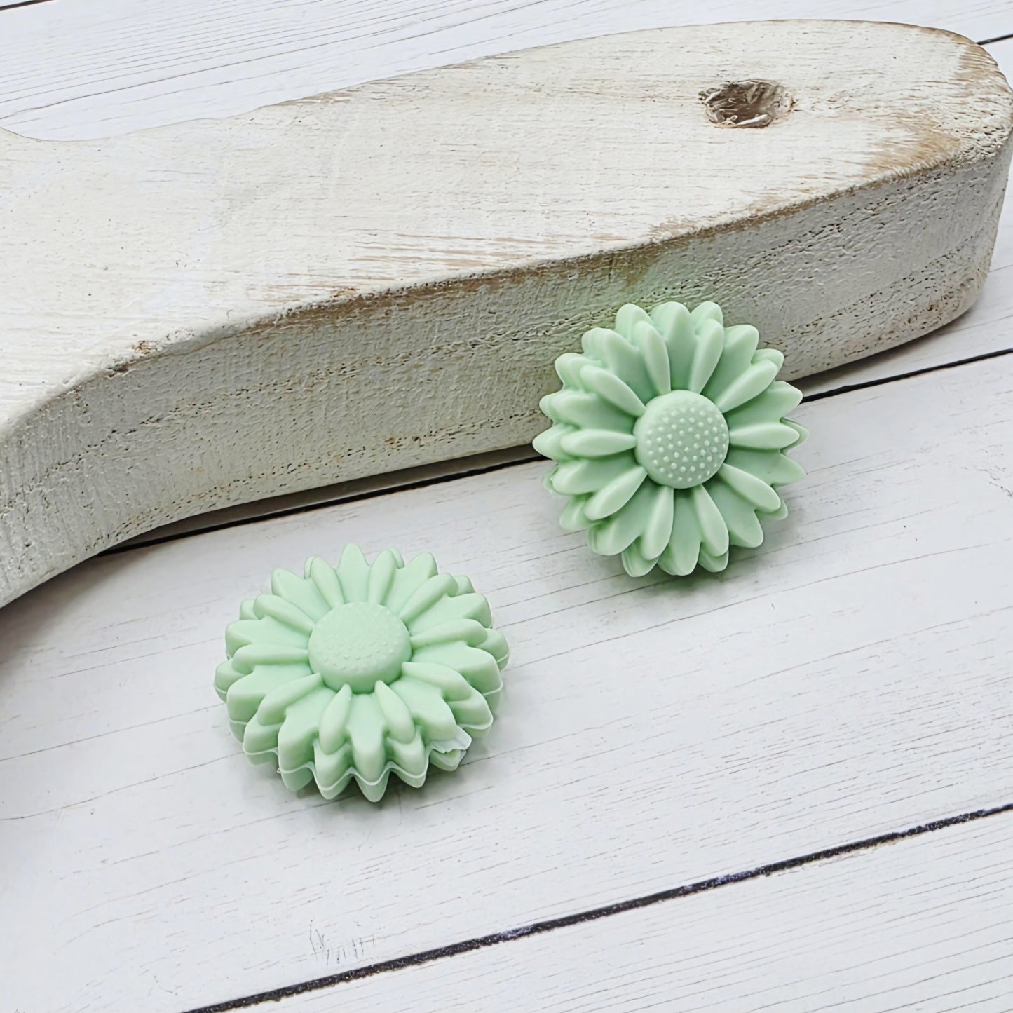 22mm Daisy Flower Beads