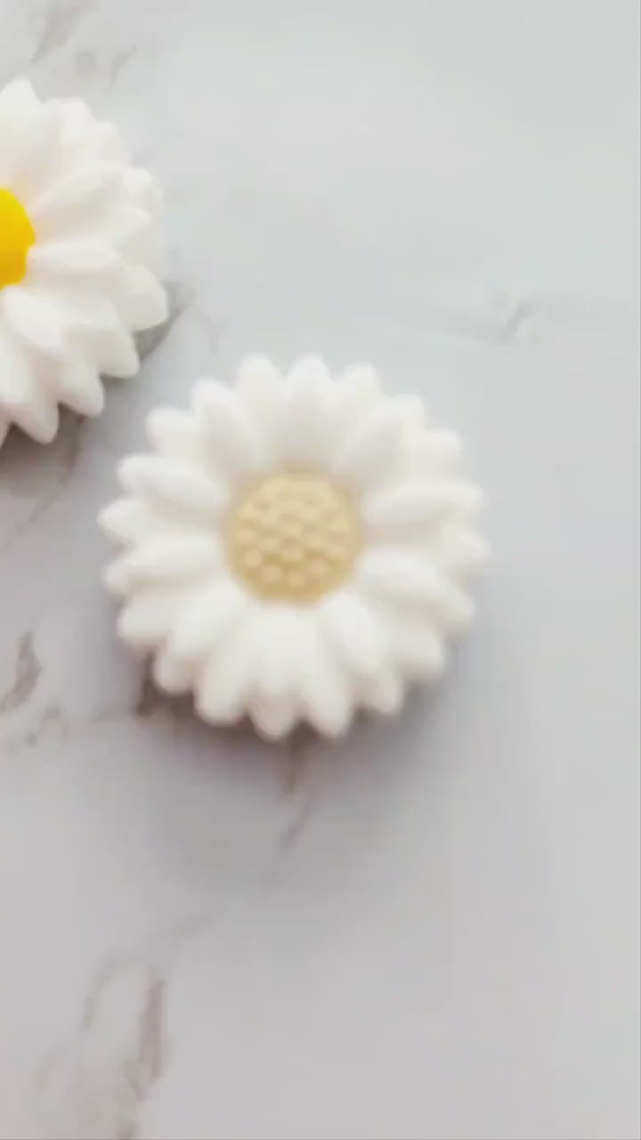 22mm White Daisy Focal Bead